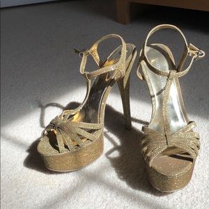 High heel, sparkly gold shoe